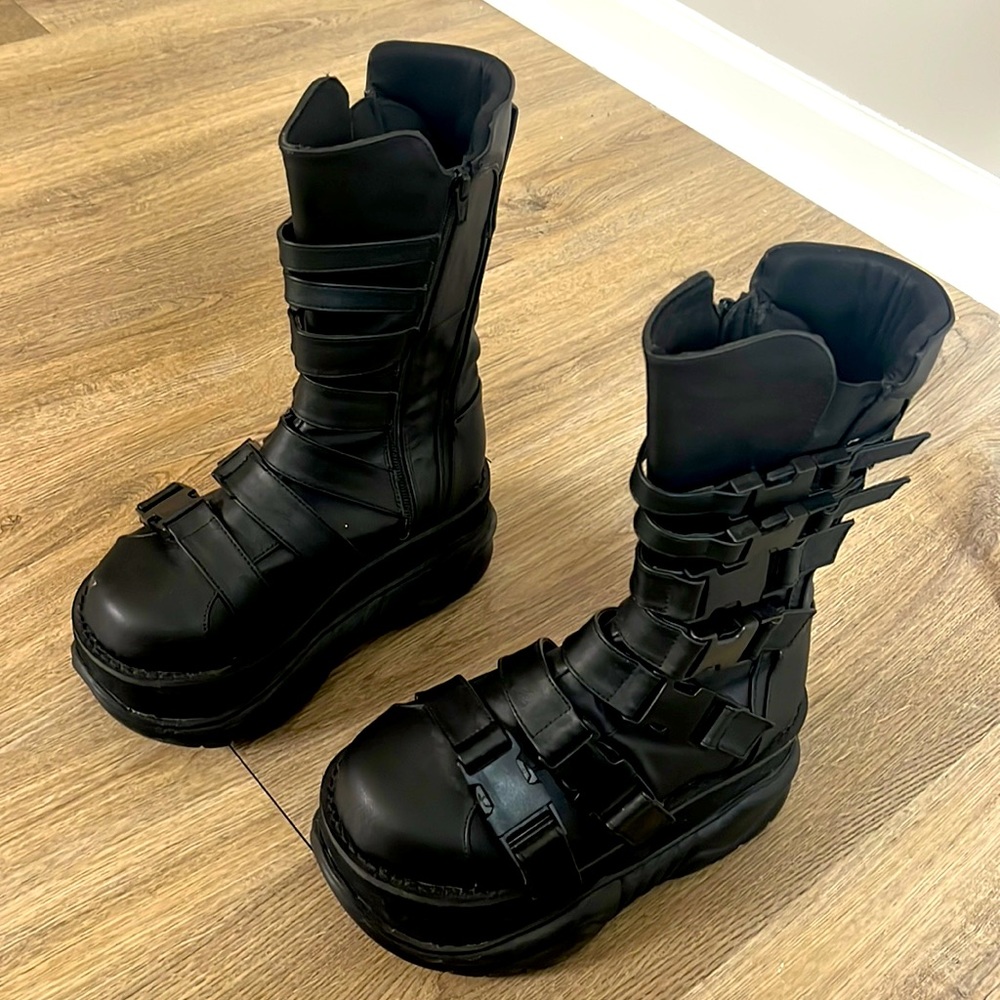Black demonia boots for concerts